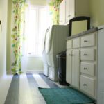 AWESOME! Learn how to paint vinyl floors with this full tutorial. #paintvinylfloors #paintedfloors