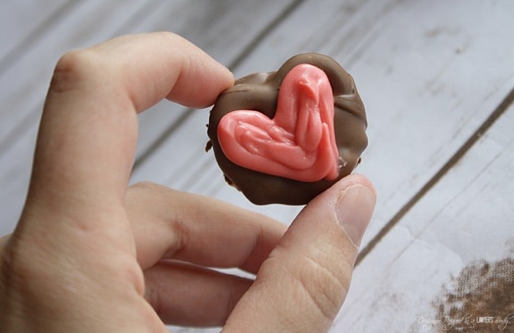 YUM! These Chocolate Peanut Butter Pretzel Bites are easy to make and are soooooo delicious! Full recipe and tutorial by Designer Trapped in a Lawyer's Body.