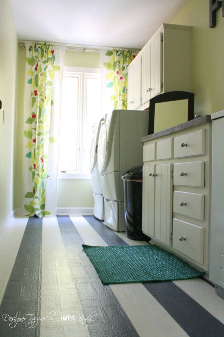 MUST PIN! Amazing laundry room renovation for less than one hundred dollars! #diylaundryroom #laundryroommakeover