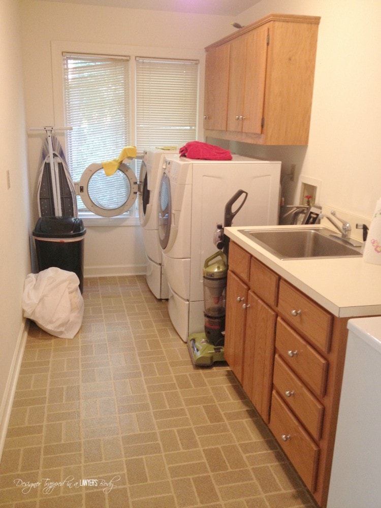 outdated laundry room with vinyl floor