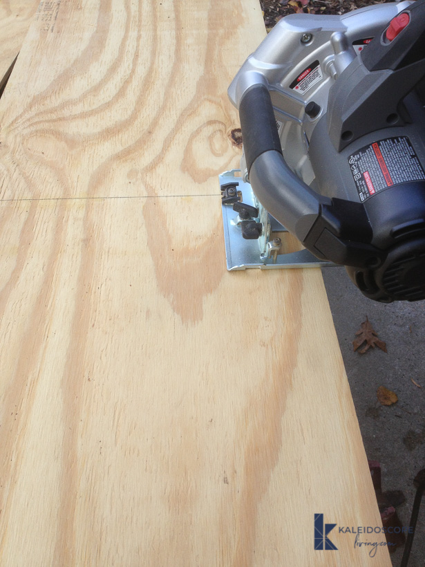 cirucular saw cutting plywood