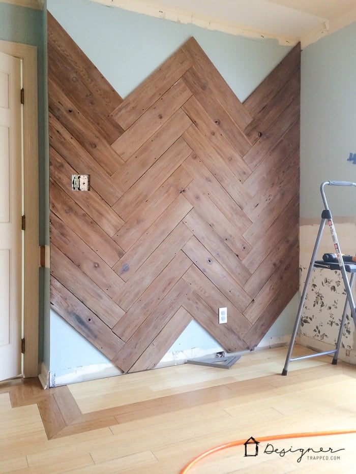 DIY Plank Wall in Herringbone Made From Old Fence! Designer Trapped