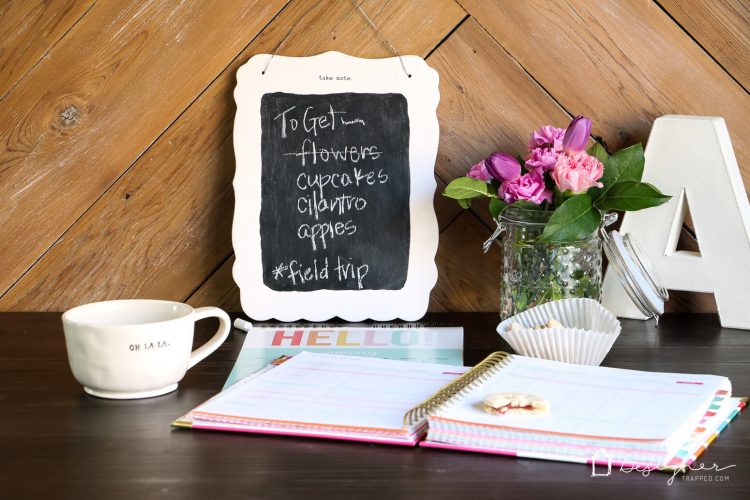 I forget things ALL THE TIME. This DIY small chalkboard is so cute and is perfect for keeping track of things you can't forget to do. Next up on my to do list...make a DIY chalkboard, lol!