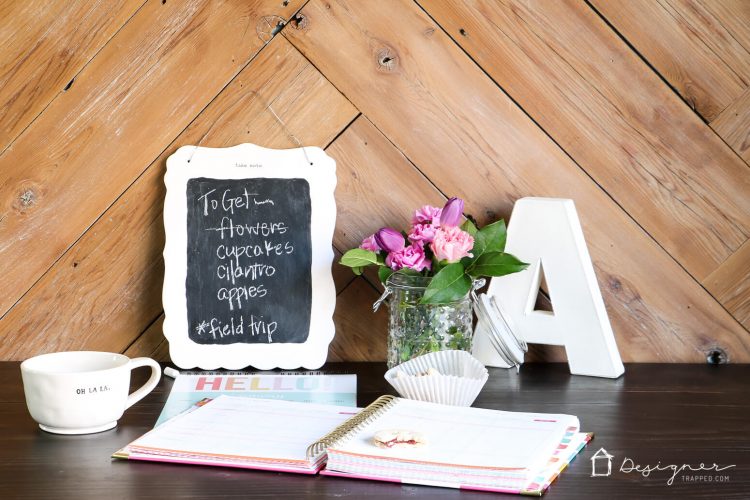 I forget things ALL THE TIME. This DIY small chalkboard is so cute and is perfect for keeping track of things you can't forget to do. Next up on my to do list...make a DIY chalkboard, lol!