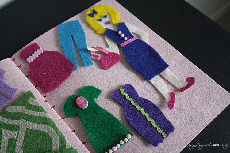 MUST PIN!!! This is an awesome tutorial for how to make DIY dress up dolls using felt. Full tutorial by Designer Trapped in a Lawyer's Body! 