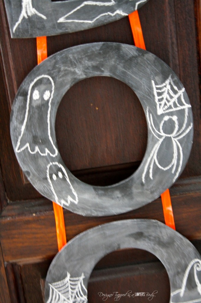 LOVE THIS! Learn how to make a Halloween wreath with chalkboard paint and letters. It's easy and adorable! #halloweendecor #halloweenwreath