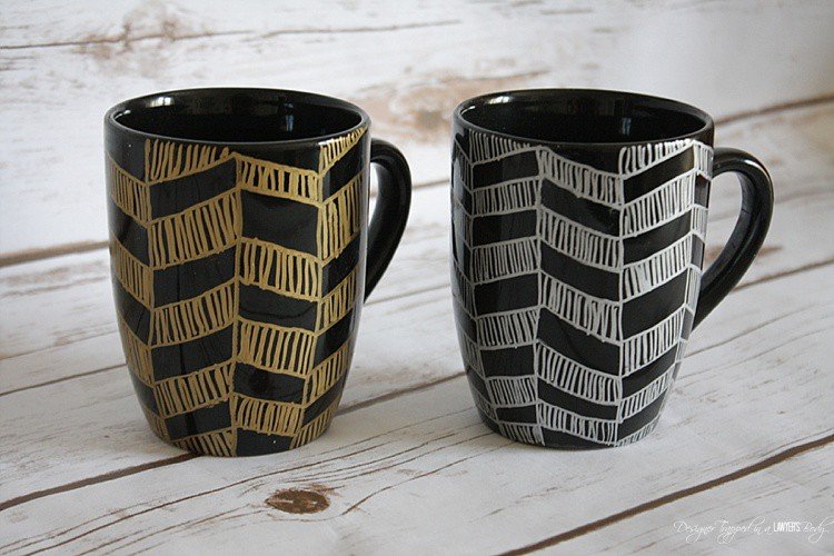AWESOME! Learn how to make sharpie mugs with a chevron pattern. They are easy, affordable and make PERFECT GIFTS!