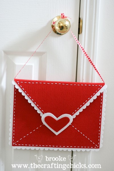 LOVE THESE! 10 fabulous Valentine's Day Crafts, rounded up by Designer Trapped in a Lawyer's Body. 