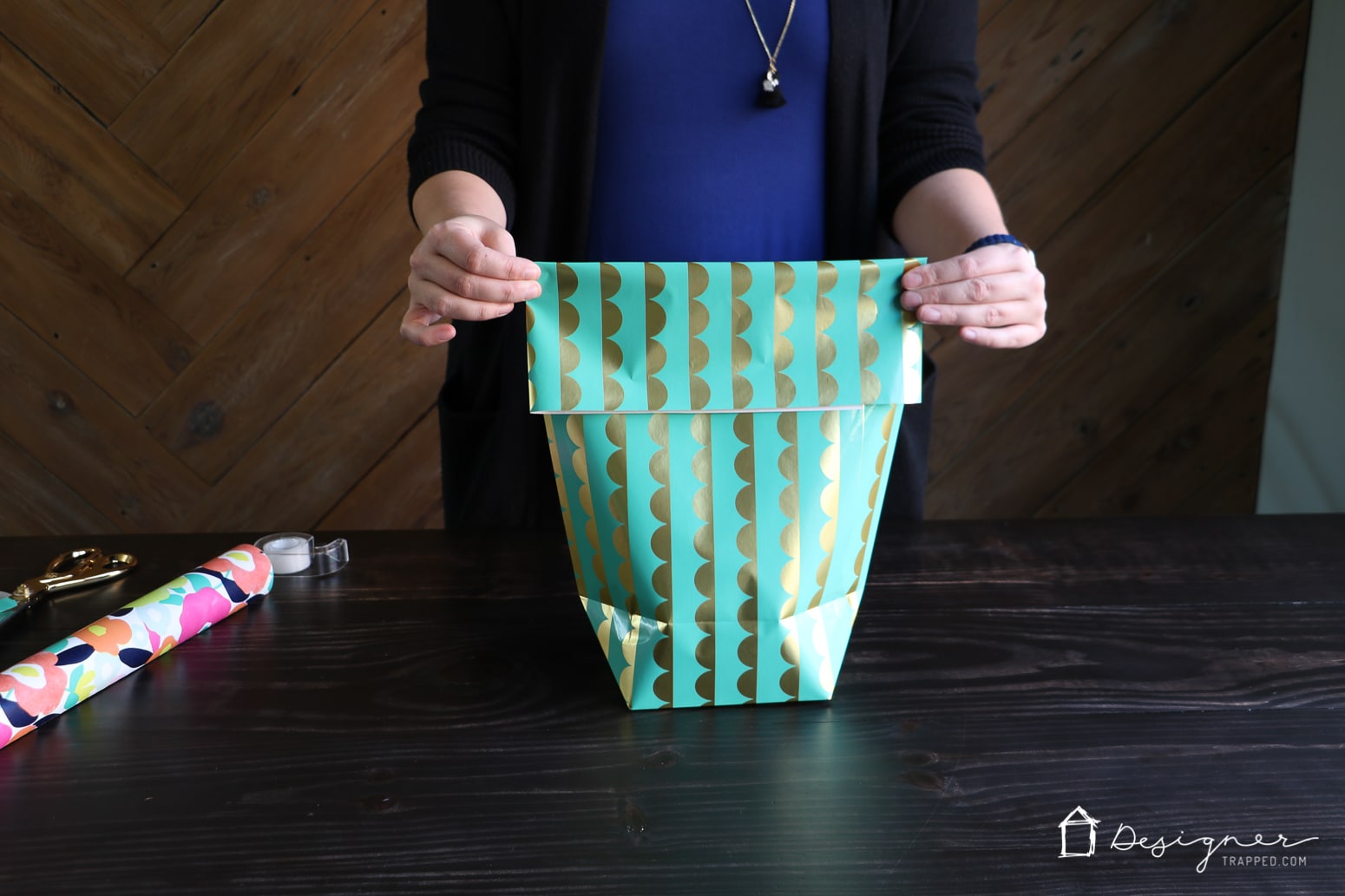 OMG! This is genius. Learn how to make a gift bag from wrapping paper. These are SO cute and are so much less expensive than store-bought gift bags. So excited about this DIY gift bag option!