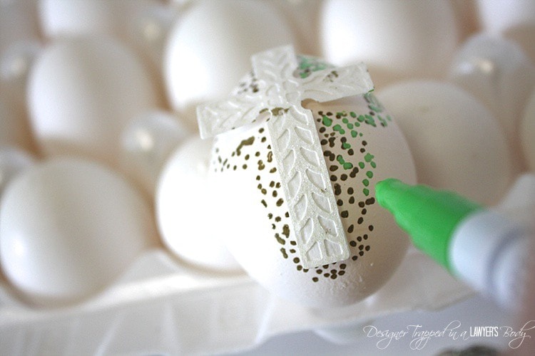 THESE ARE AMAZING! What a new,exciting way to decorate Easter eggs! Check out these easy dotted Sharpie Easter eggs tutorial by Designer Trapped in a Lawyer's Body.