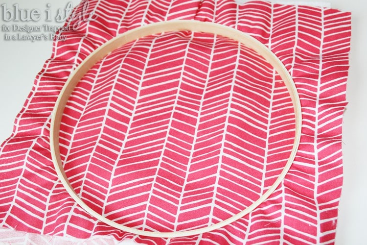 WHAT A FUN IDEA! Brighten up your home with this DIY embroidery hoop art tutorial by Blue i Style for Designer Trapped in a Lawyer's Body!