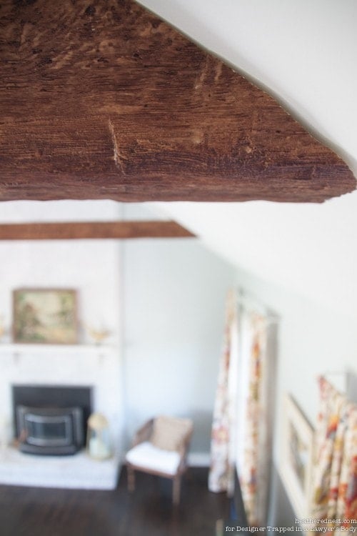 AH-MAZING! Learn how to install faux wood beams. They are affordable and STUNNING. Full tutorial by The Heathered Nest for Designer Trapped in a Lawyer's Body. 