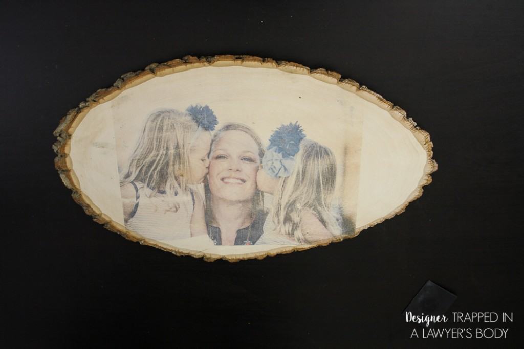 THIS IS GENIUS! Such a wonderful way to display your favorite photos. Learn to transfer a photo to wood with this simple tutorial from Designer Trapped in a Lawyer's Body. 