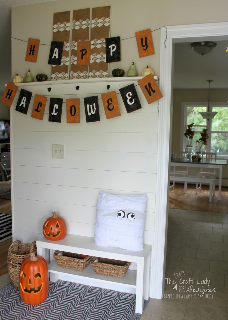 AWESOME! These two Pottery Barn inspired Halloween decor projects are a GREAT way to quickly, easily, and inexpensively decorate your entry for Halloween visitors. Complete tutorial by The Crazy Craft Lady for Designer Trapped in a Lawyer's Body.