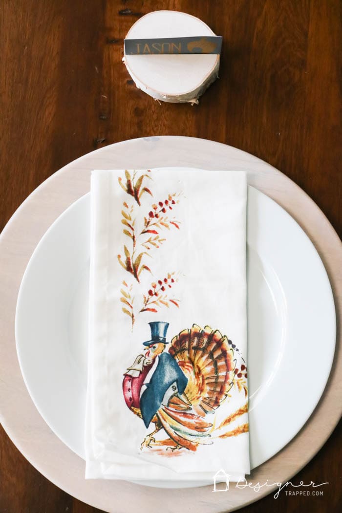 WOW! This blogger's Thanksgiving table setting is simple, yet stunning. Come see how she pulled together her beautiful Thanksgiving decor! #spon