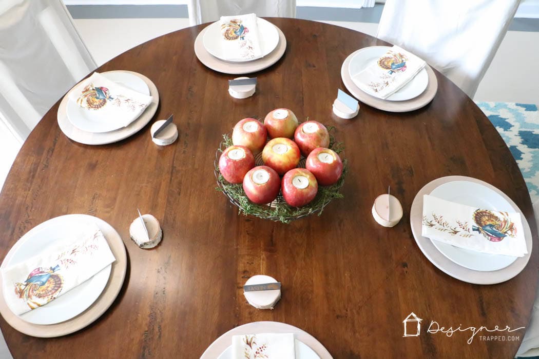 WOW! This blogger's Thanksgiving table setting is simple, yet stunning. Come see how she pulled together her beautiful Thanksgiving decor! #spon