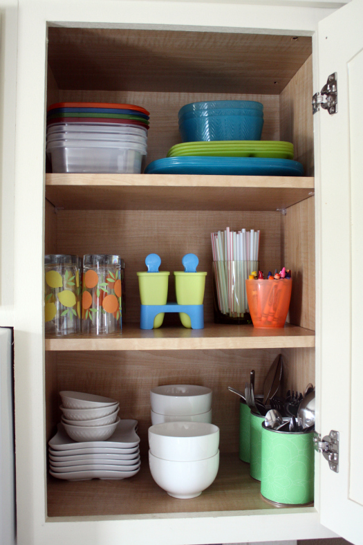 GET ORGANIZED in 2016! Check out this round-up post of inspiring kitchen cabinet organization ideas and get started in your kitchen today!