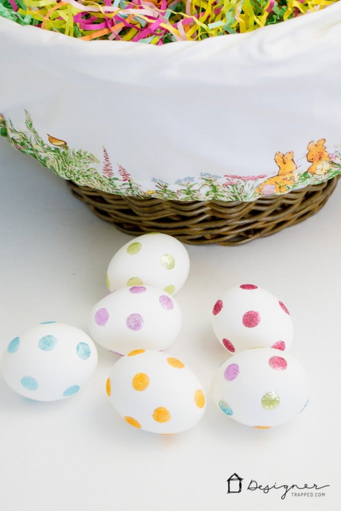 Need a new way for decorating Easter eggs this year? This looks SO EASY! 