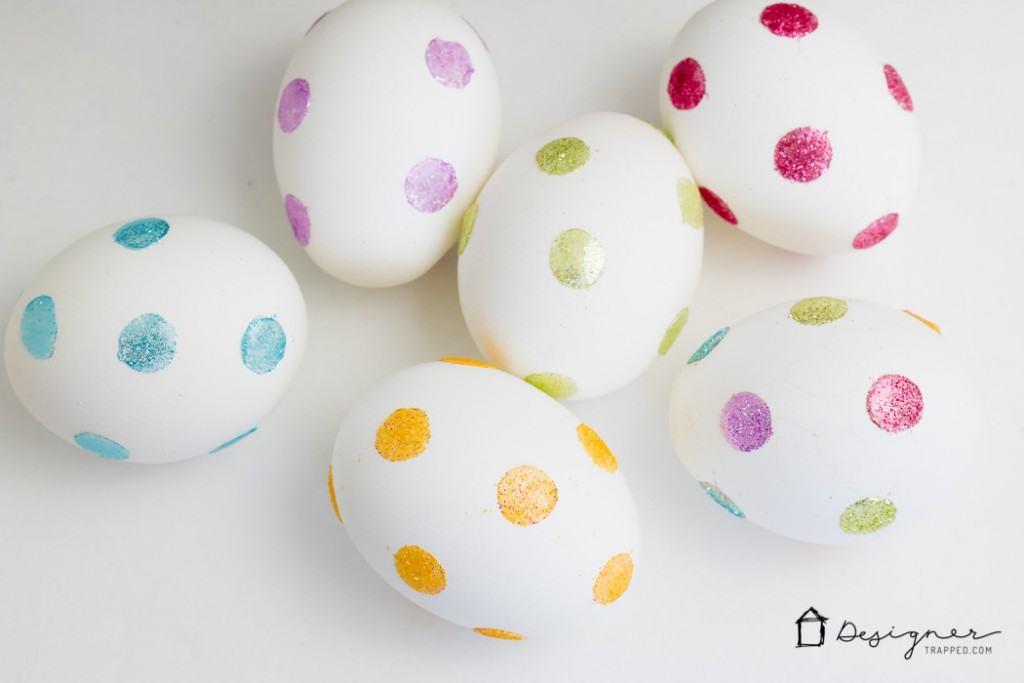 Need a new way for decorating Easter eggs this year? This looks SO EASY! 