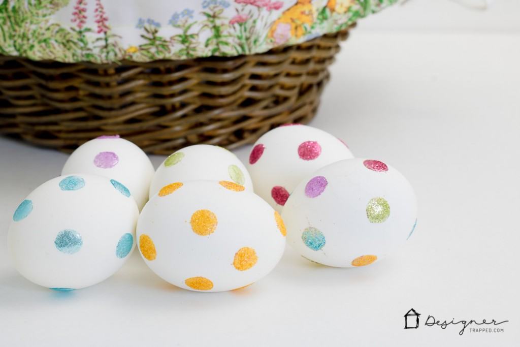 Need a new way for decorating Easter eggs this year? This looks SO EASY! 