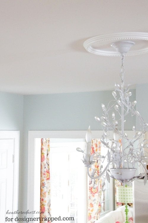 This is AWESOME! You can easily convert a recessed light to a pendant light with this tutorial by The Heathered Nest for designertrapped.com! 