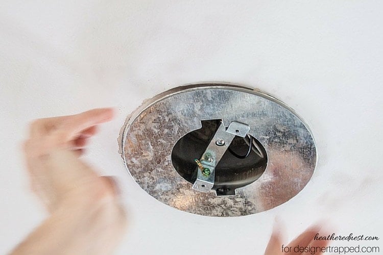 This is AWESOME! You can easily convert a recessed light to a pendant light with this tutorial by The Heathered Nest for designertrapped.com! 