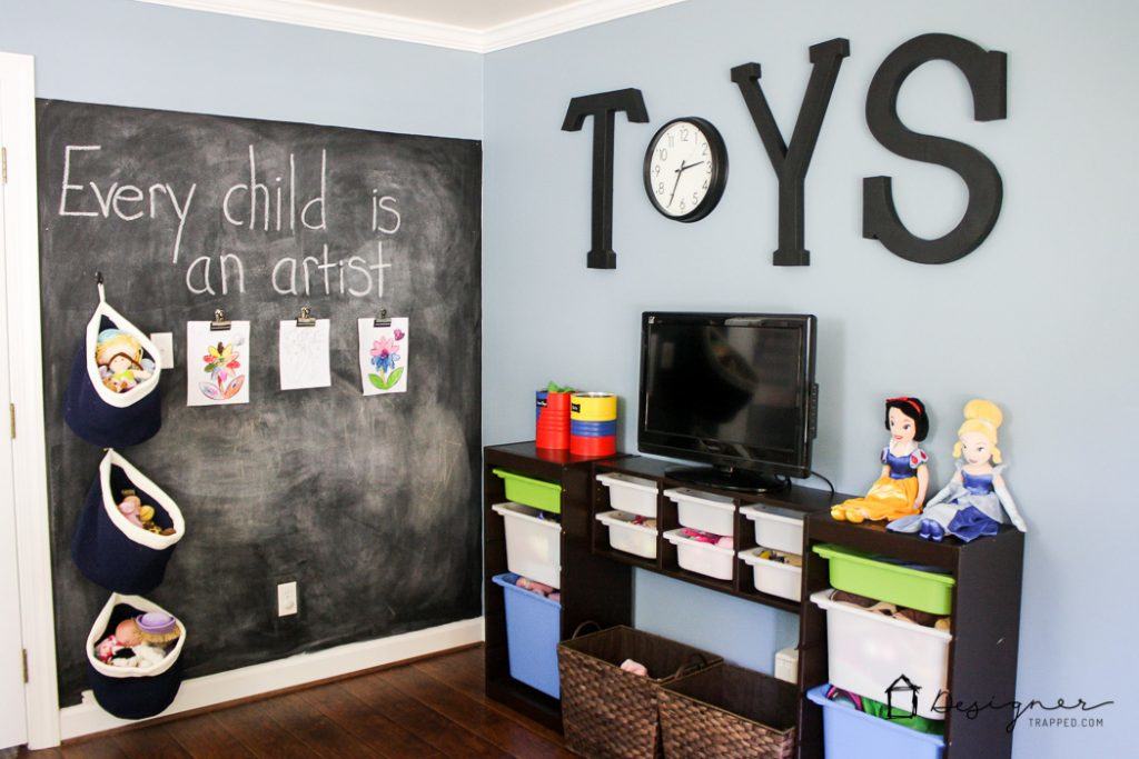 A kids' playroom doesn't have to be overly cutesy. Love the playroom decor ideas this blogger used! 