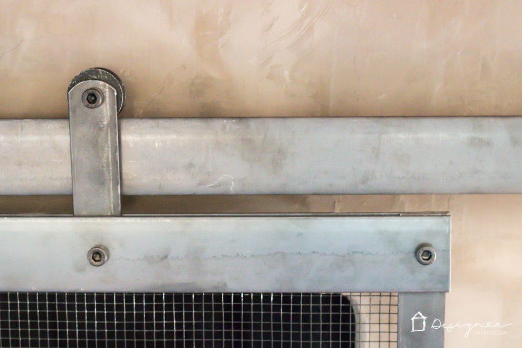 OMG, this sliding fireplace screen is amazing! Best of all, this blogger's tutorial teaches you how to make a barn door style fireplace screen without having to know how to weld. I can't wait to make one for my house ASAP.