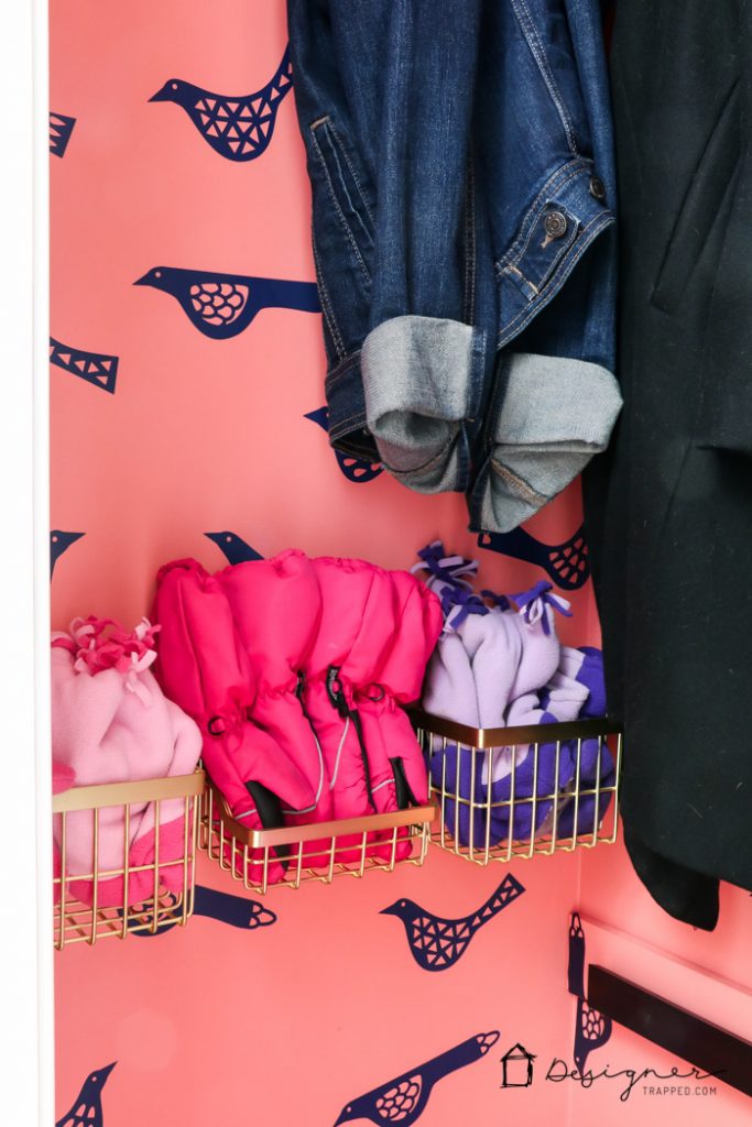 OMG, this small closet organization is so pretty and so much more functional than 1 hanging rod and a shelf. I can’t wait to try that organization system!