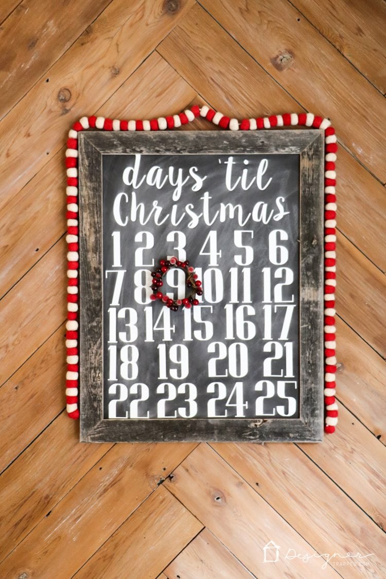 OMG, I love this DIY Christmas countdown calendar and it looks so easy to make! The fact that it's a chalkboard sign as well is just perfect.