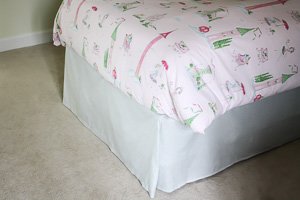 Learn how to make a no-sew bed skirt with these easy tutorial!
