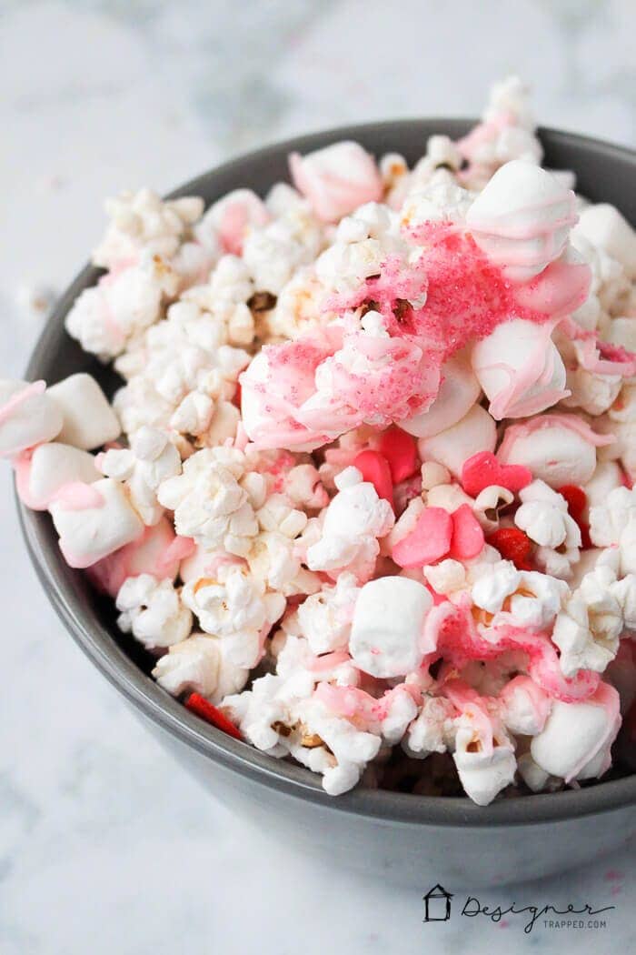 OMG! Love this pretty and super easy pink popcorn for Valentine's Day. It looks like a kid-friendly recipe that my girls will love making and they can even share it with their friends as a Valentine's Day treat to go with their Valentine's Day cards at school! 