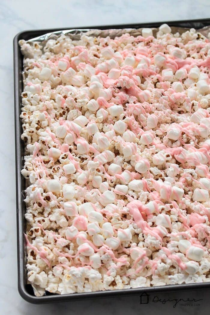 OMG! Love this pretty and super easy pink popcorn for Valentine's Day. It looks like a kid-friendly recipe that my girls will love making and they can even share it with their friends as a Valentine's Day treat to go with their Valentine's Day cards at school! 