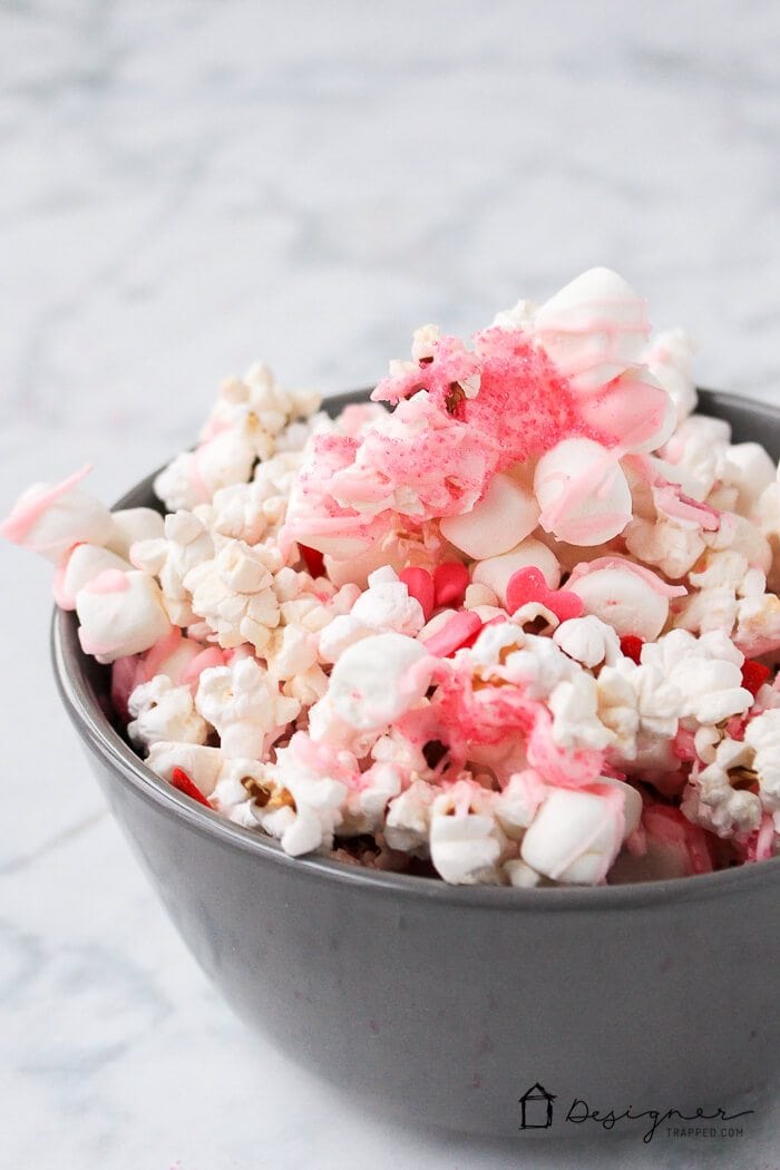 OMG! Love this pretty and super easy pink popcorn for Valentine's Day. It looks like a kid-friendly recipe that my girls will love making and they can even share it with their friends as a Valentine's Day treat to go with their Valentine's Day cards at school!