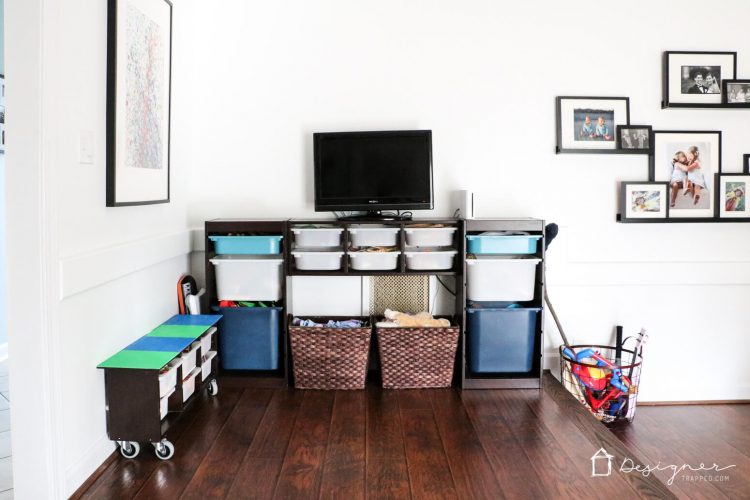 LOVE this family room design! Such a great way to combine a playroom and family room the whole family can enjoy into one space. Super smart design choices! #spon