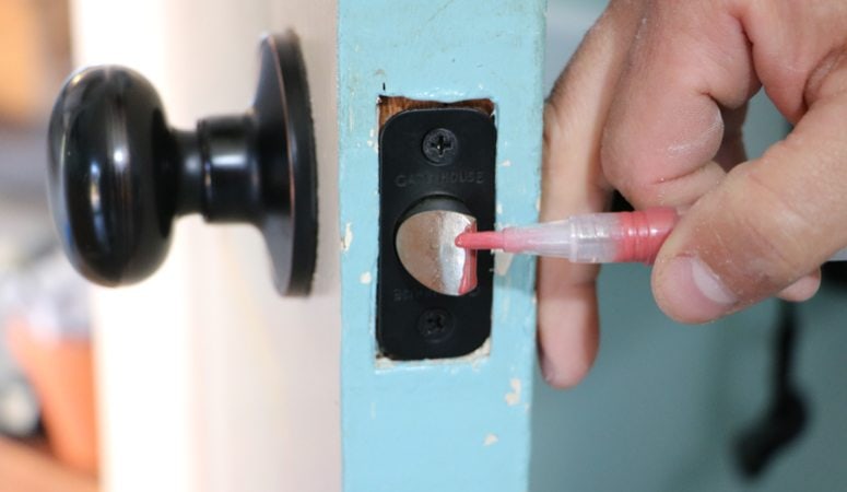 marking door latch with lip gloss