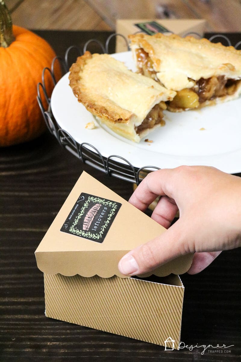 These DIY Thanksgiving leftovers containers are so cute that your guests will happily take leftovers with them! Grab free printable sticker template to make your own Thanksgiving leftover containers this year!