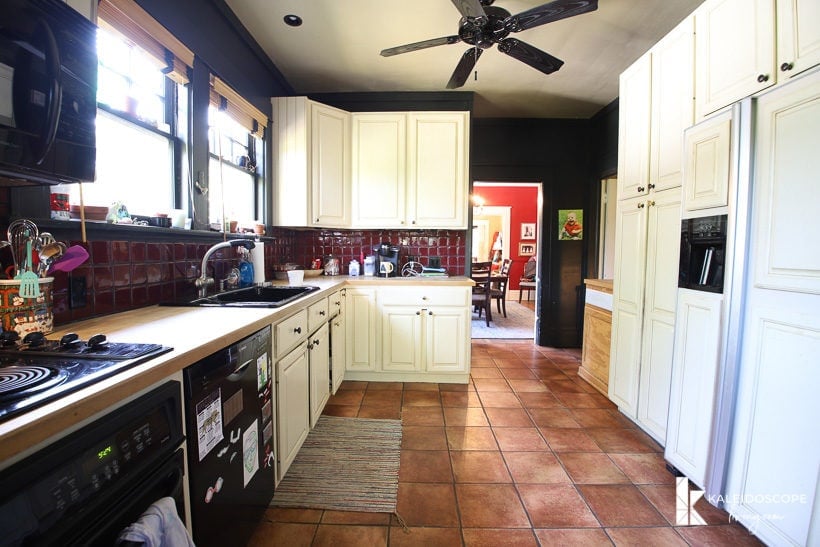 outdated kitchen before budget-friendly kitchen makeover