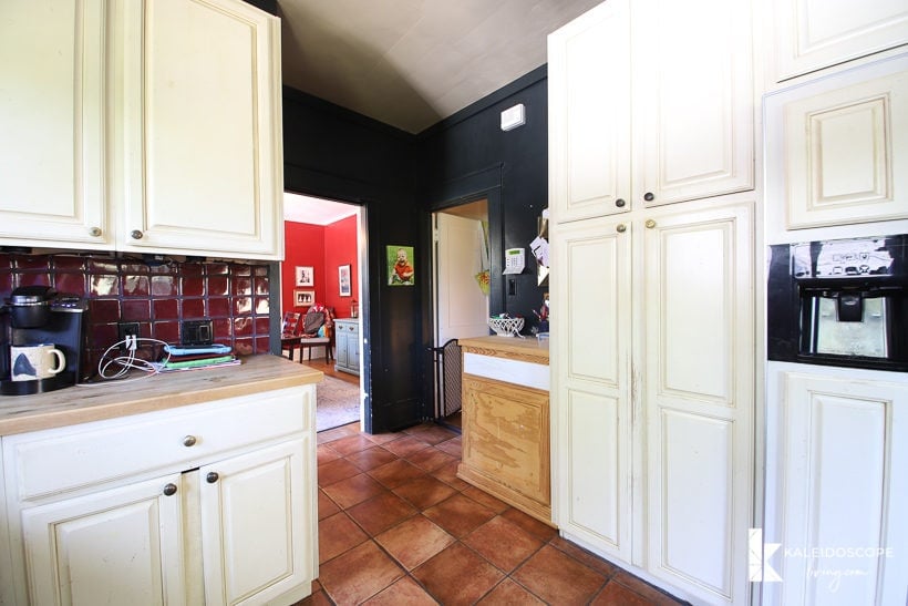 outdated kitchen before budget-friendly kitchen makeover