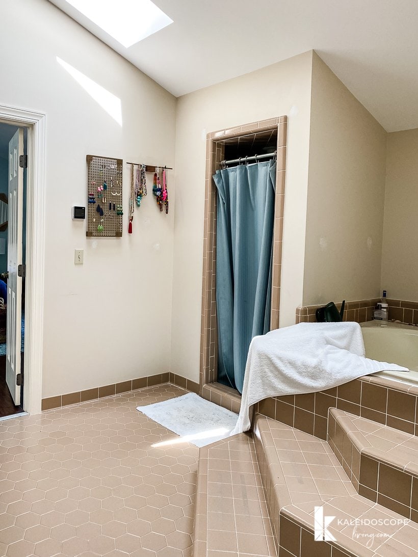 outdated bathroom with brown tile