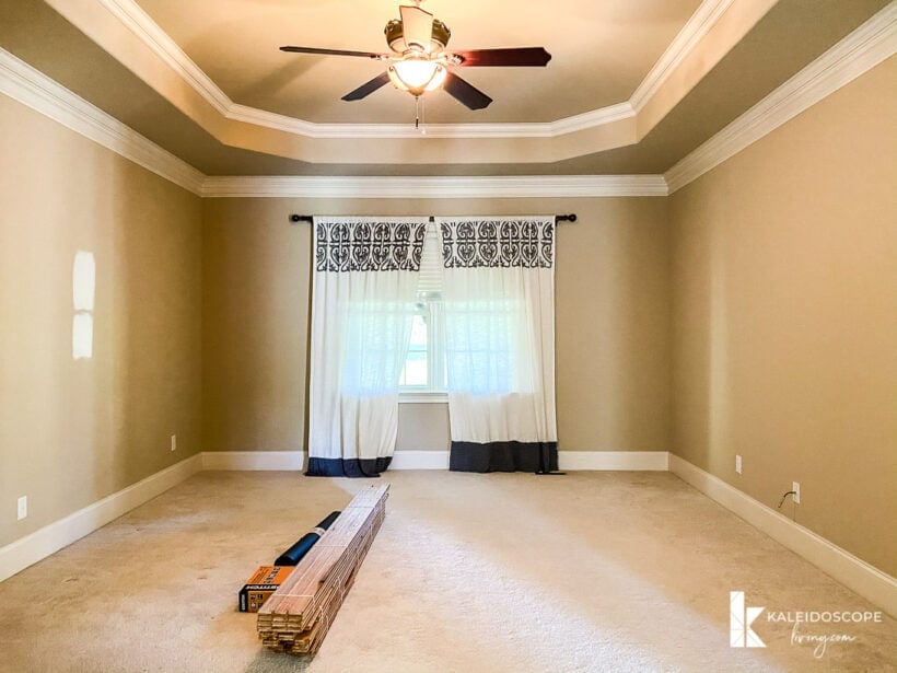 outdated bedroom with tray ceiling