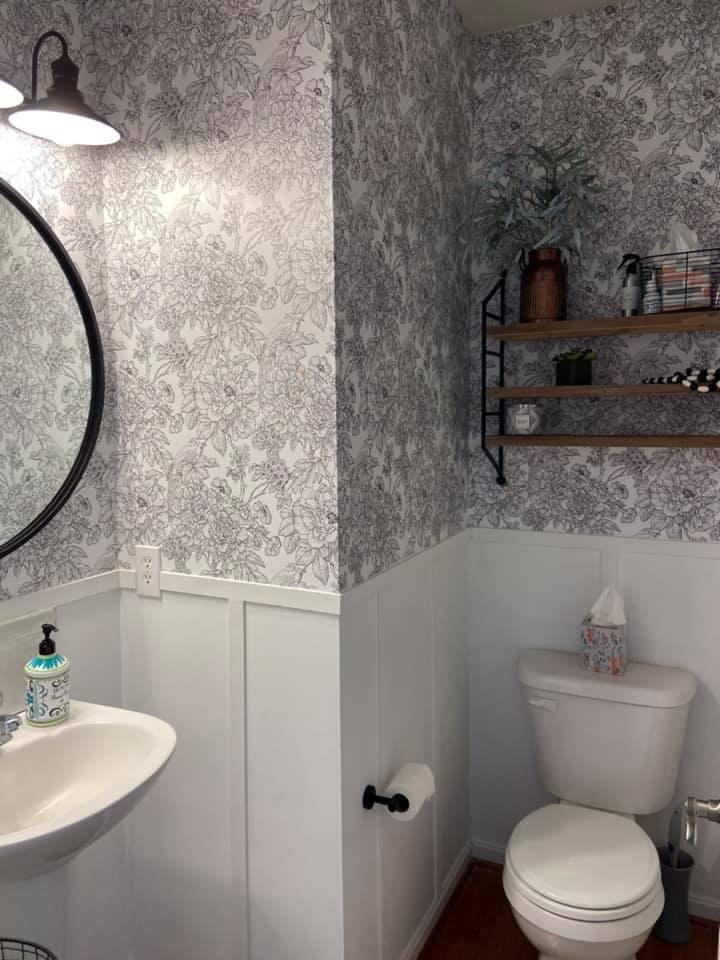 wallpapered neutral bathroom