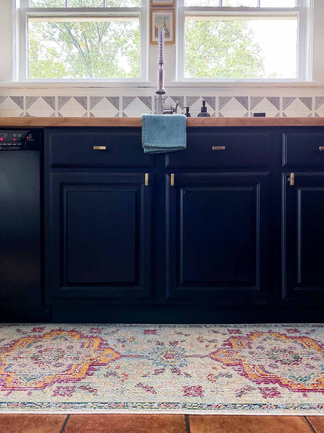 How to Choose a Kitchen Rug that Matches Your Cabinets